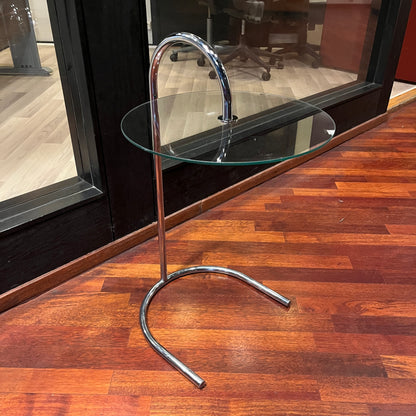 Krom sidebord i glass, luksuriøst design
