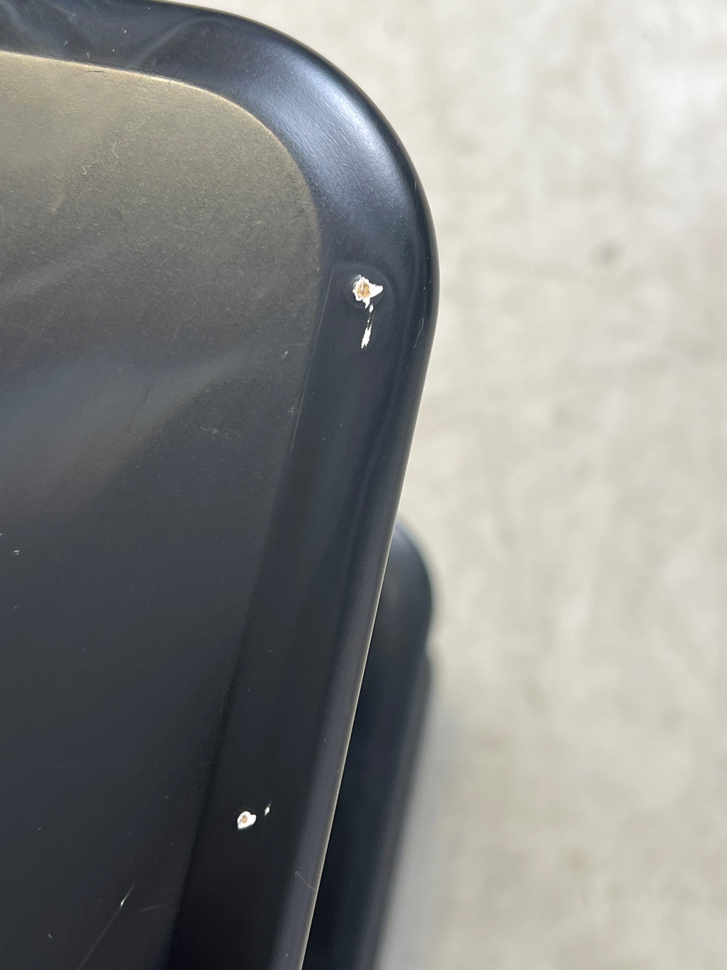 Sort Montana hyllereol i metall