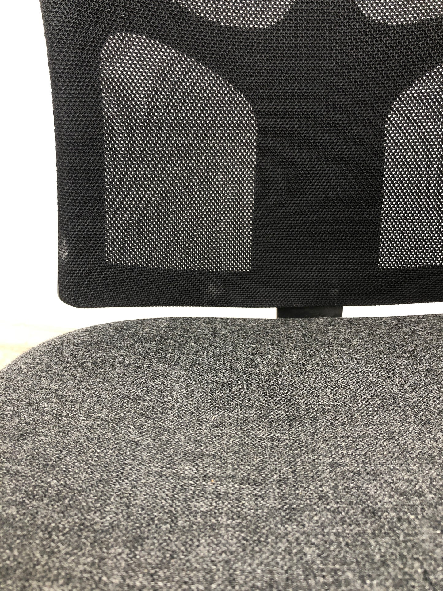 Drabert kontorstol i sort/grå