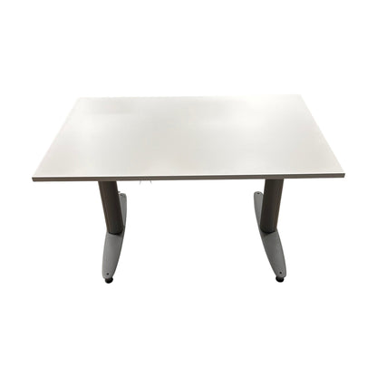 Elektrisk hev/senk skrivebord med ny bordplate fra Kinnarps, 120x80 cm