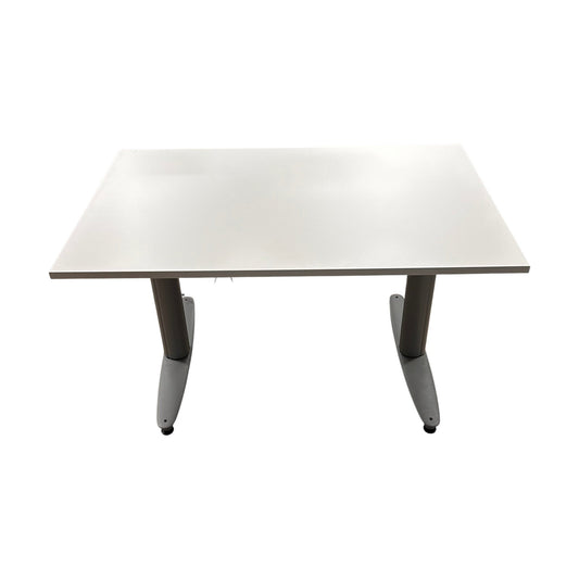 Elektrisk hev/senk skrivebord med ny bordplate fra Kinnarps, 120x80 cm