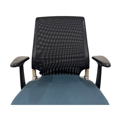 Vitra Meda kontorstol med blått sete