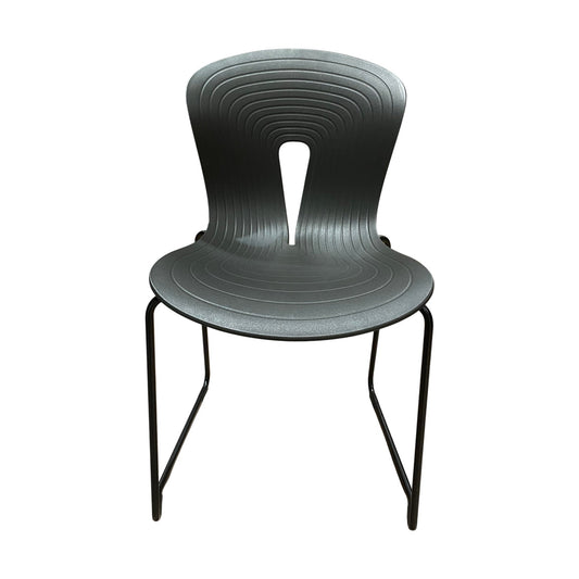 Pond møteromsstol fra Fora Form, stablebar