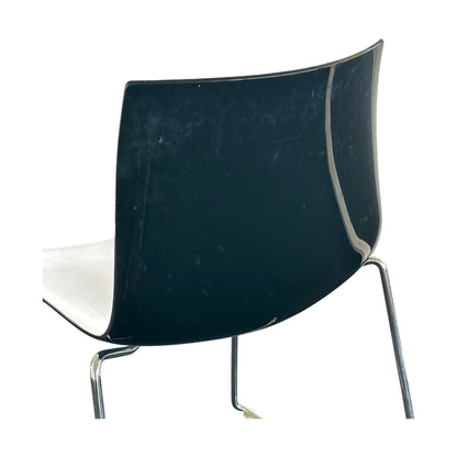 Catifa 46 møteromsstol fra Arper, hvit med sort ramme