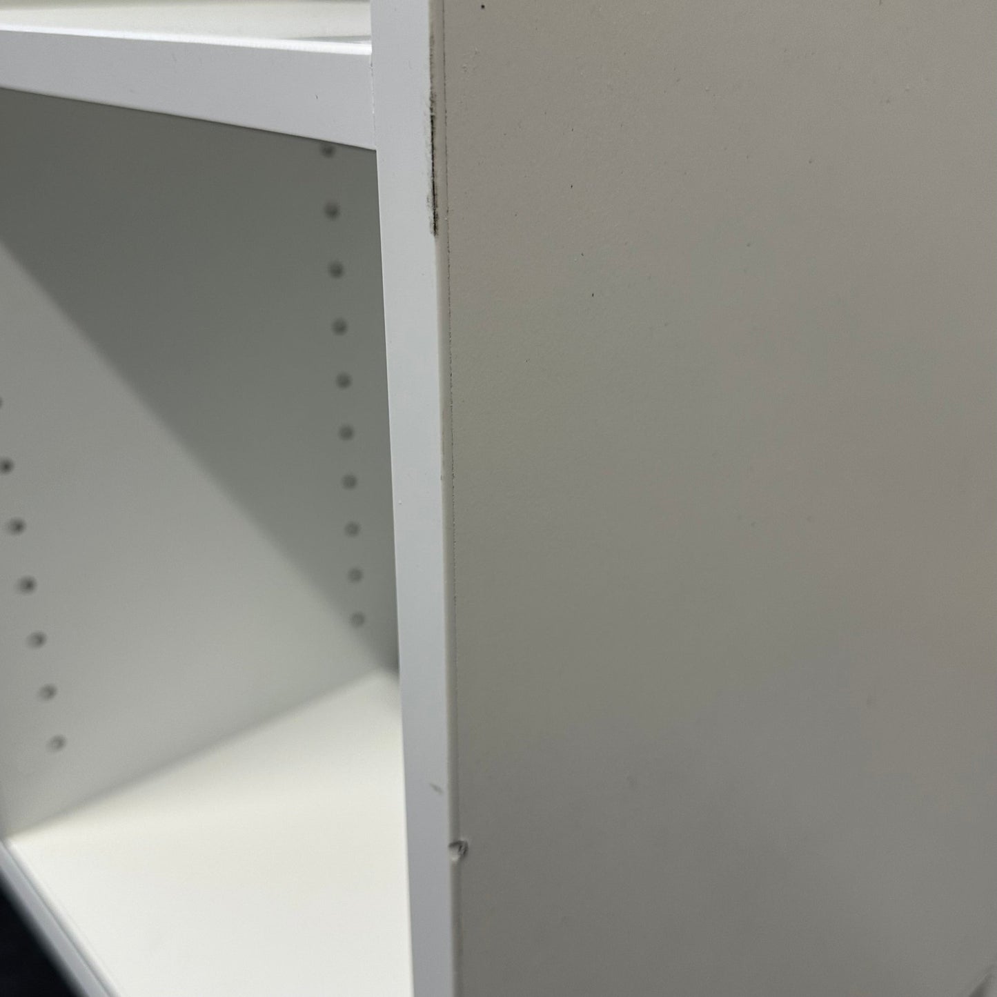 Bokhylle i hvit fra QBUS – 3 hyller, B120 cm