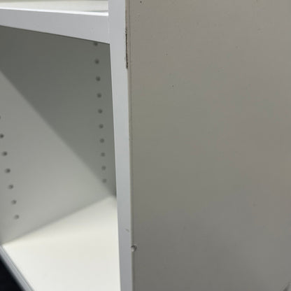 Bokhylle i hvit fra QBUS – 3 hyller, B120 cm