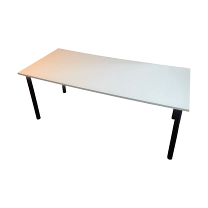 Skrivebord i hvit m/ sorte ben, 180cm