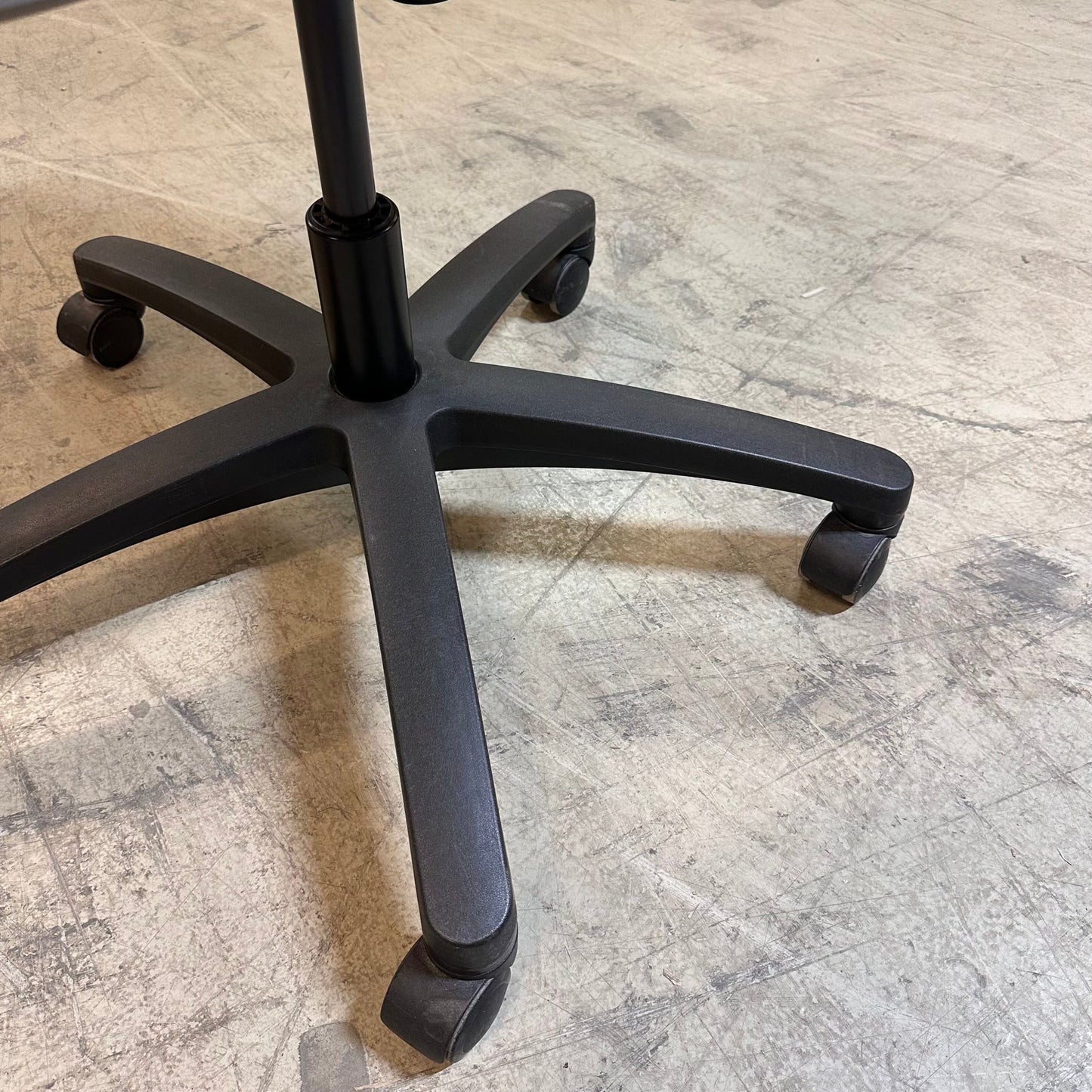 Ikon kontorstol fra Savo, sort stoff