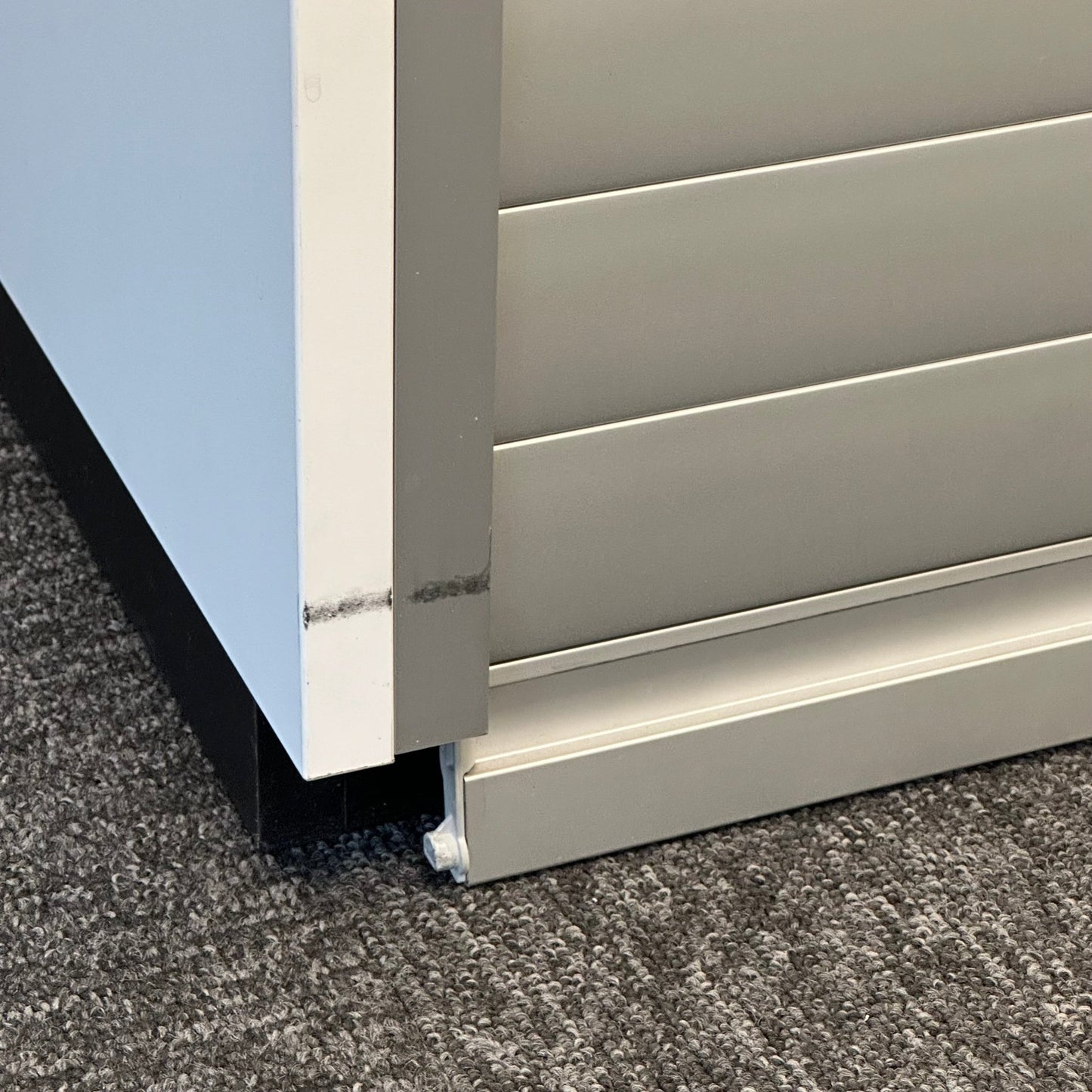 Hylle fra IKEA, hvit, med rullegardin