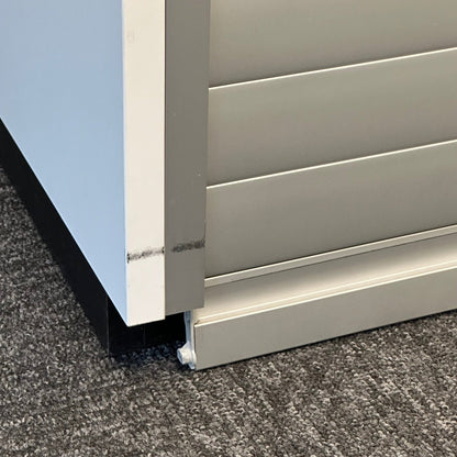 Hylle fra IKEA, hvit, med rullegardin