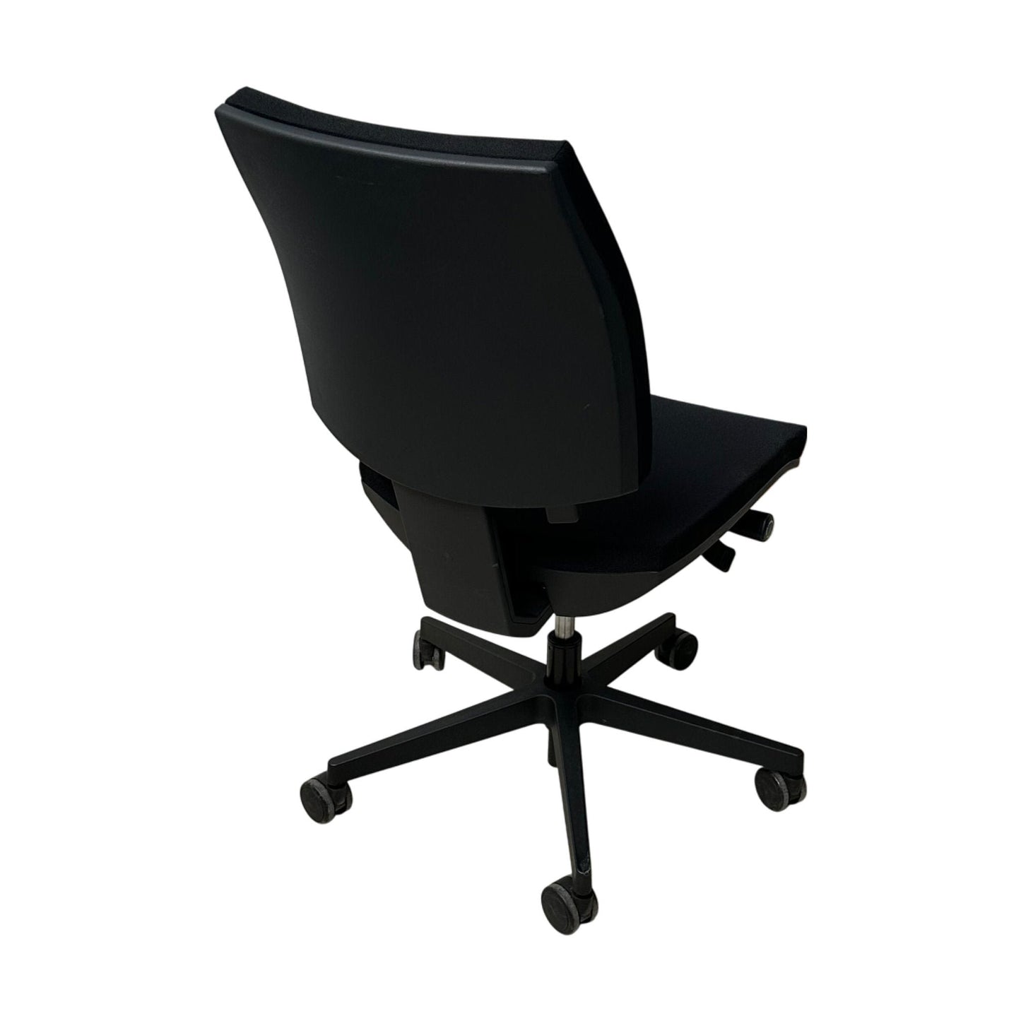 Kontorstol i sort stoff, høy rygg