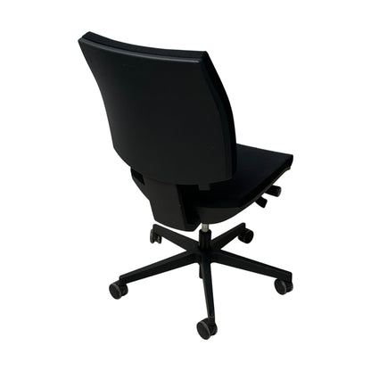 Kontorstol i sort stoff, høy rygg