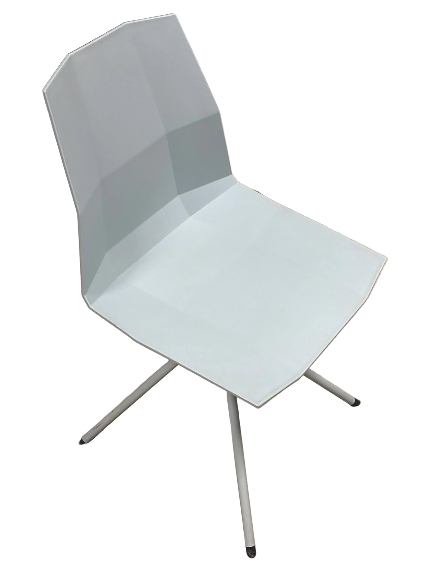 Designstol med unikt firkantet design