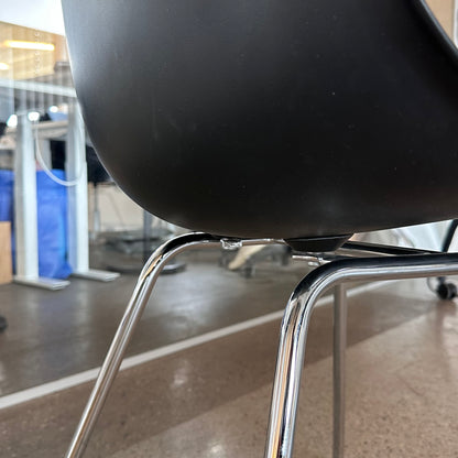 Vitra Eames Plastic Side Chair DSX stol