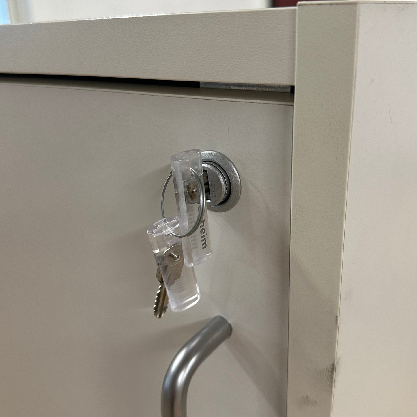 Låsbart skap fra Svenheim, hvit