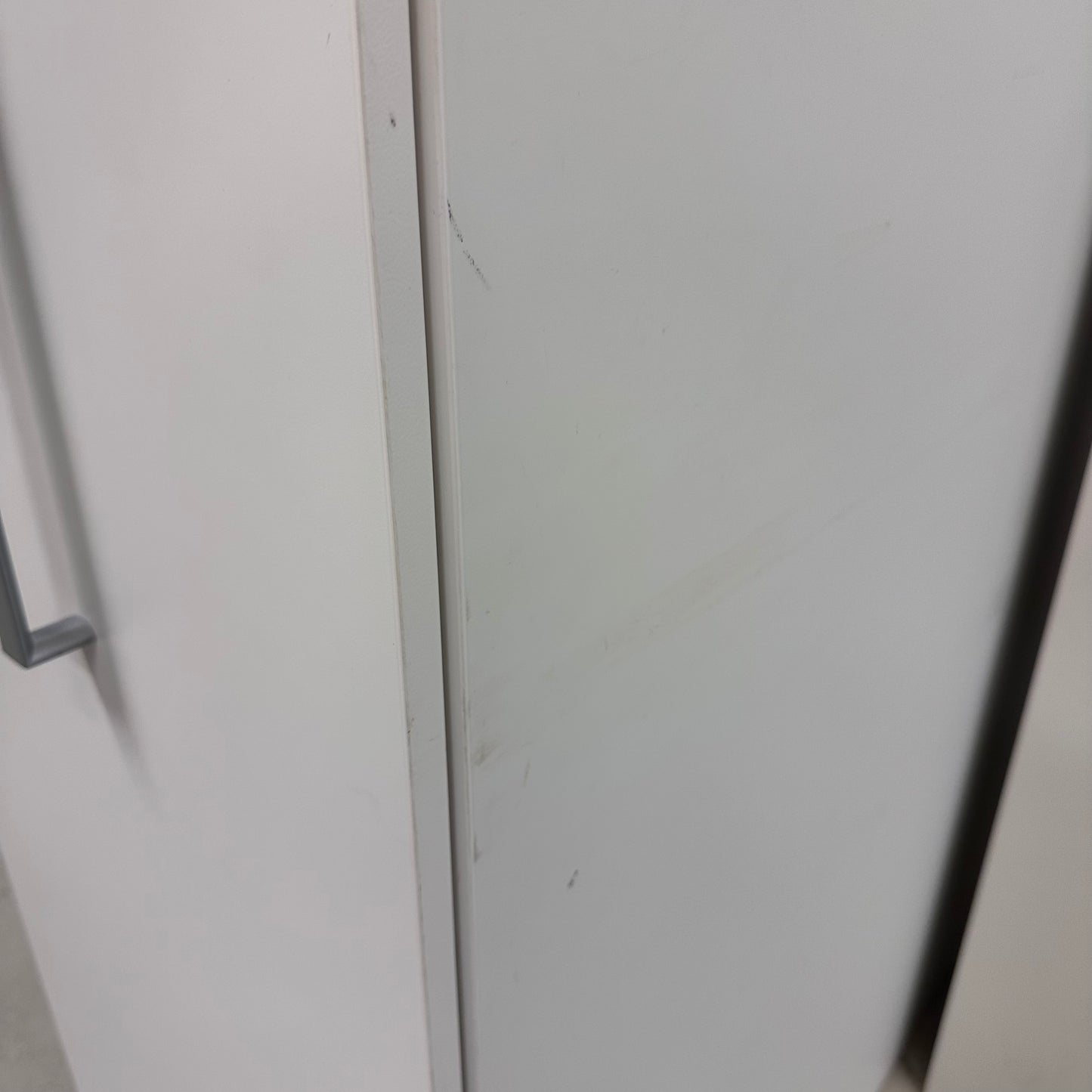 Skap fra Kinnarps, med lås mot høyre, hvit