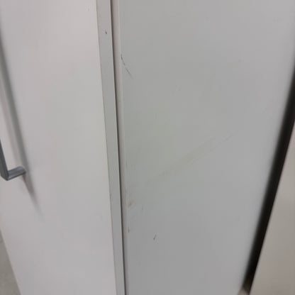 Skap fra Kinnarps, med lås mot høyre, hvit