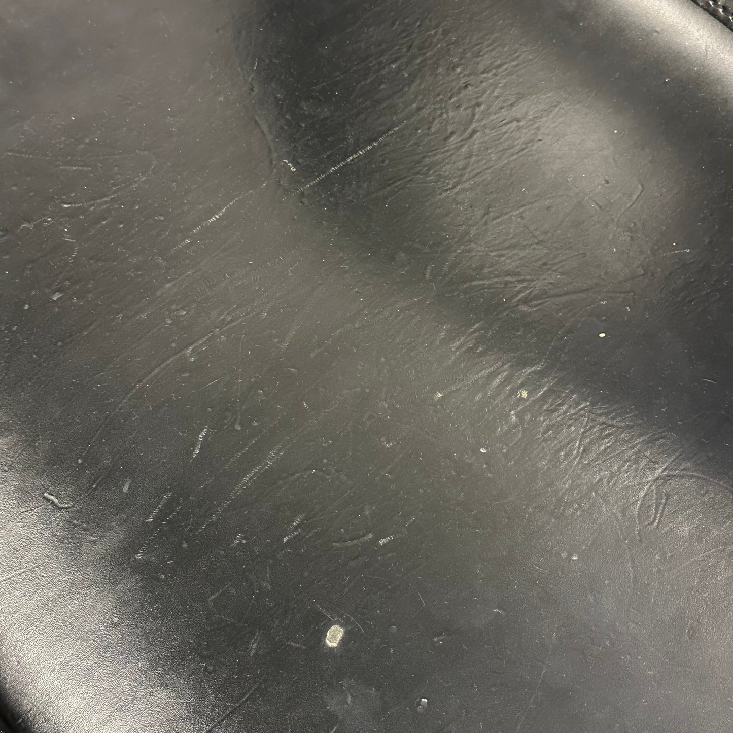 Catifa 53 spisestol i sort skinn