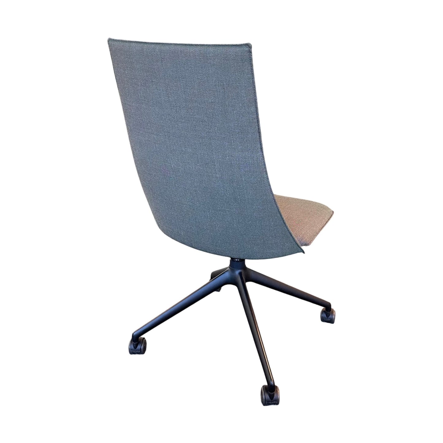 Fjell 5ER møteromsstol fra Fora Form, mørk grønn