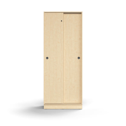 Skap QBUS, låsbare skyvedører m/håndtak, 4 hyller, sokkel, H2020 B800 D400 mm, bjørk