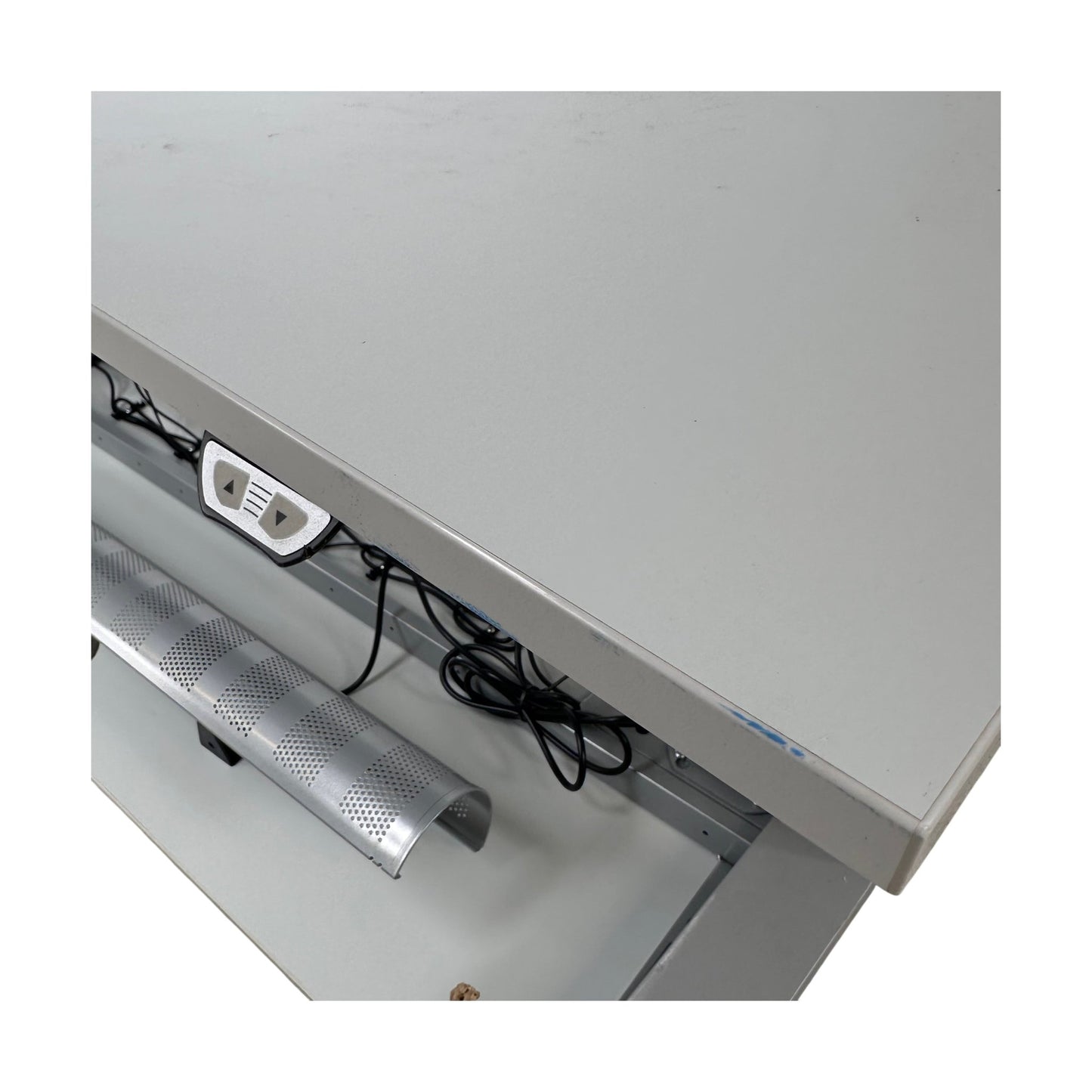 Elektrisk hev/senk skrivebord 140x80 cm, grå laminat, Kinnarps