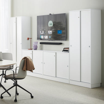 Skap QBUS, låsbare skyvedører m/håndtak, 4 hyller, sokkel, H2020 B800 D400 mm, hvit