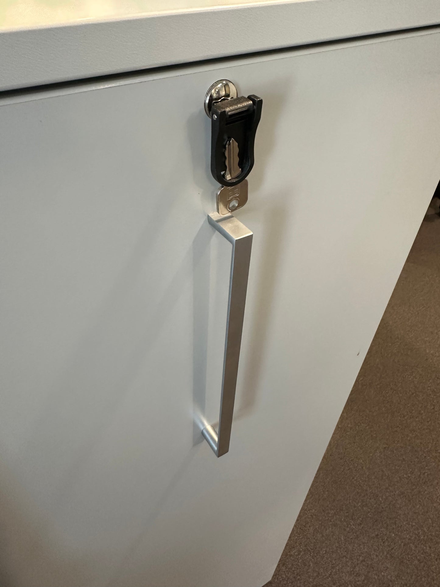 Låsbart tårnskap fra Edsbyn i lys grå - åpner venstre