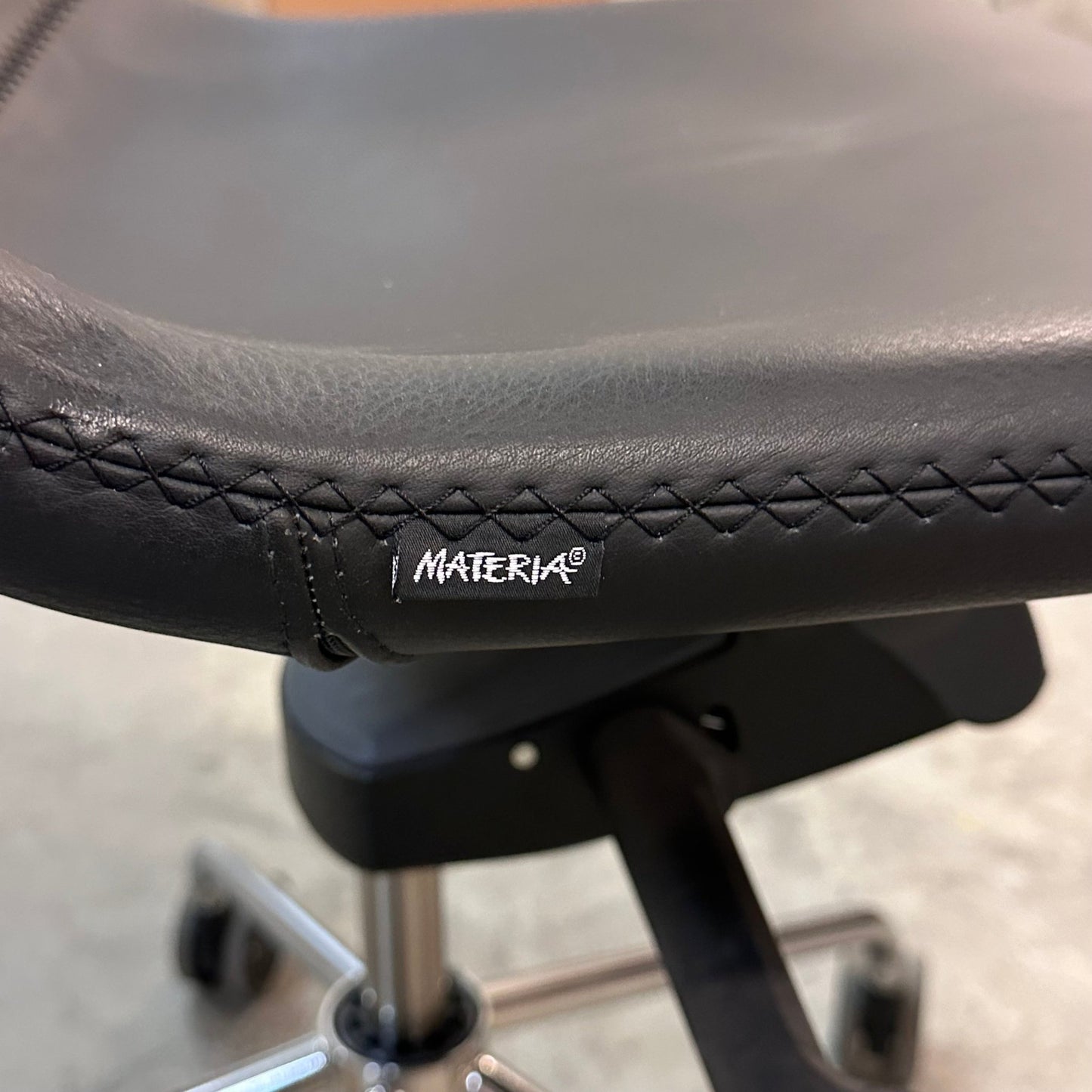 Møteromsstol fra Materia, skinn, utmerket stand