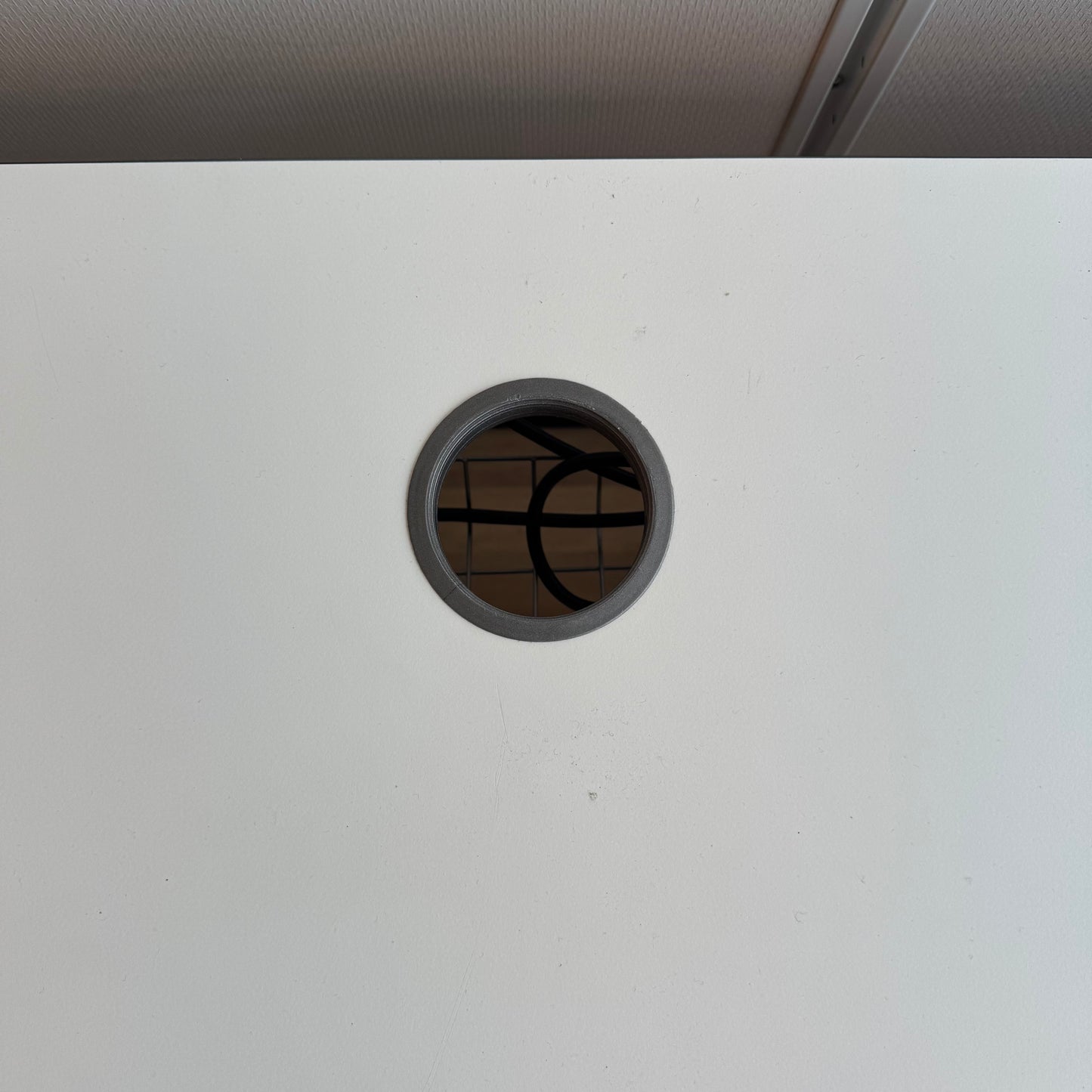 Skrivebord m/og kabelhull, 160cm