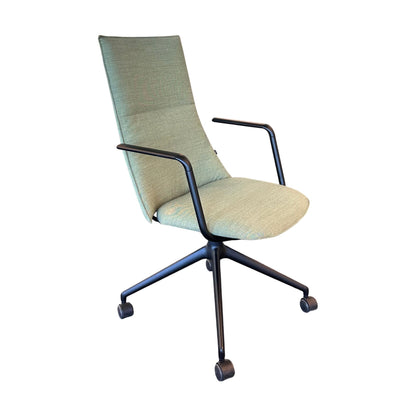 Fjell 5ER møteromsstol fra Fora Form, lys grønn, med armlener