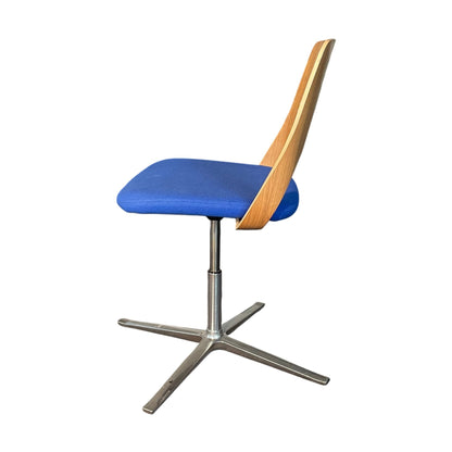 Embrace konferansestol fra Kinnarps, blå