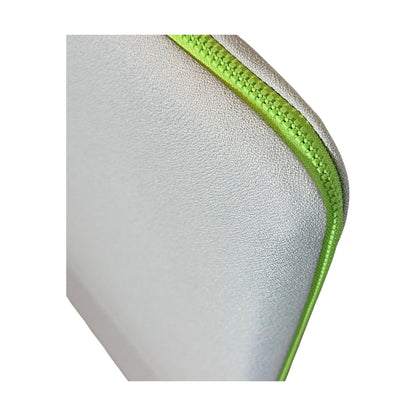 Bordvegg fra Götessons, 90x68 cm, grå med grønn glidelås