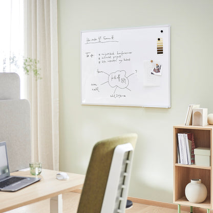 Whiteboard fra AJ Produkter i hvit, med pennebrett