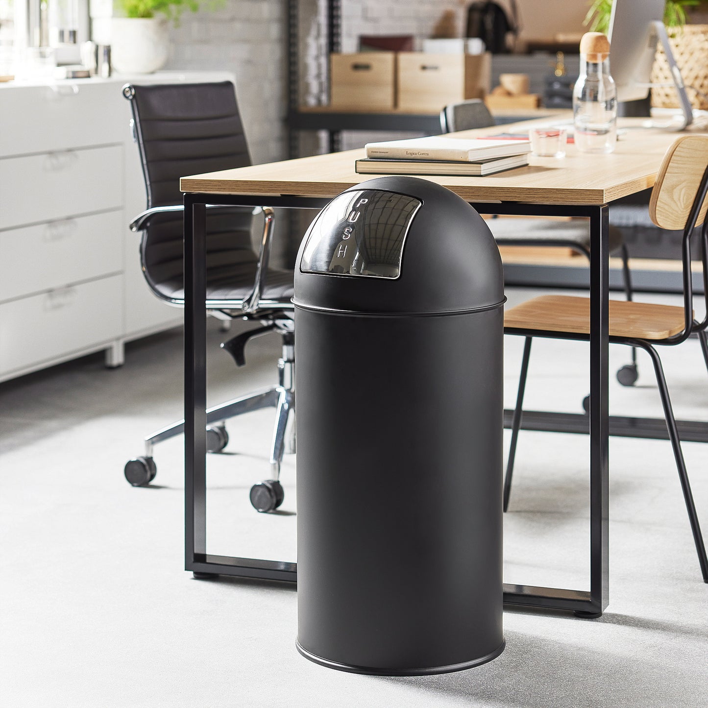 Søppelbøtte HURLEY med vippelokk, Ø350 H730 mm, 40 l, svart