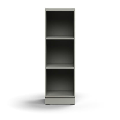 Bokhylle QBUS, 2 hyller, sokkel, H1252 B400 D400 mm, lys grå