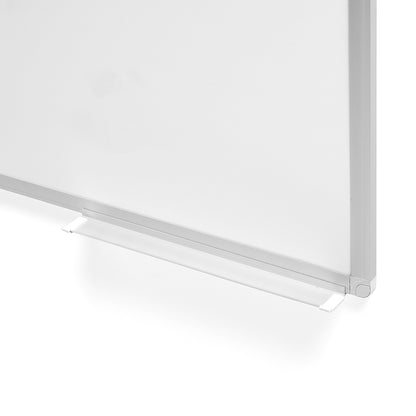 Whiteboard fra AJ Produkter i hvit, med pennebrett