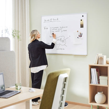 Whiteboard fra AJ Produkter i hvit, med pennebrett