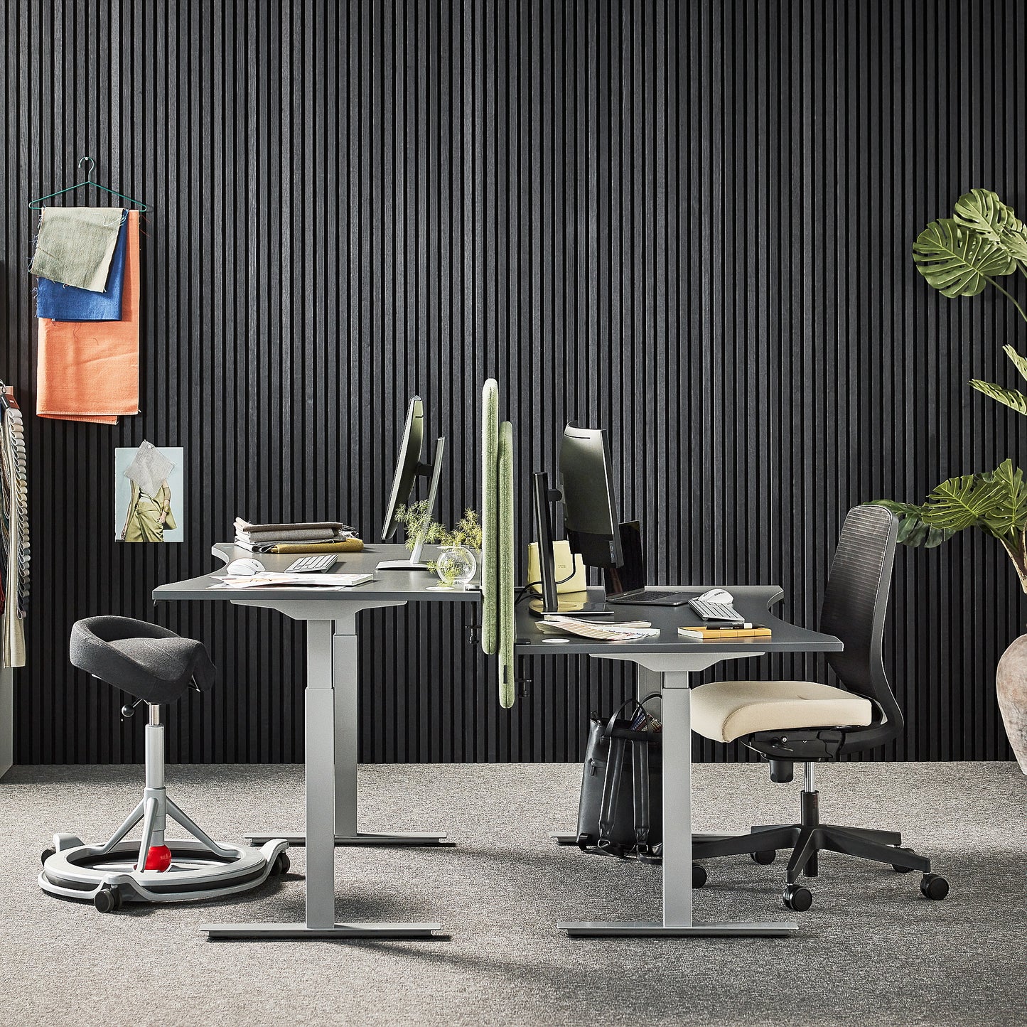 Skrivebord FLEXUS, hev/senk, mageuttak, L1600 B800 mm, sølv understell, grå