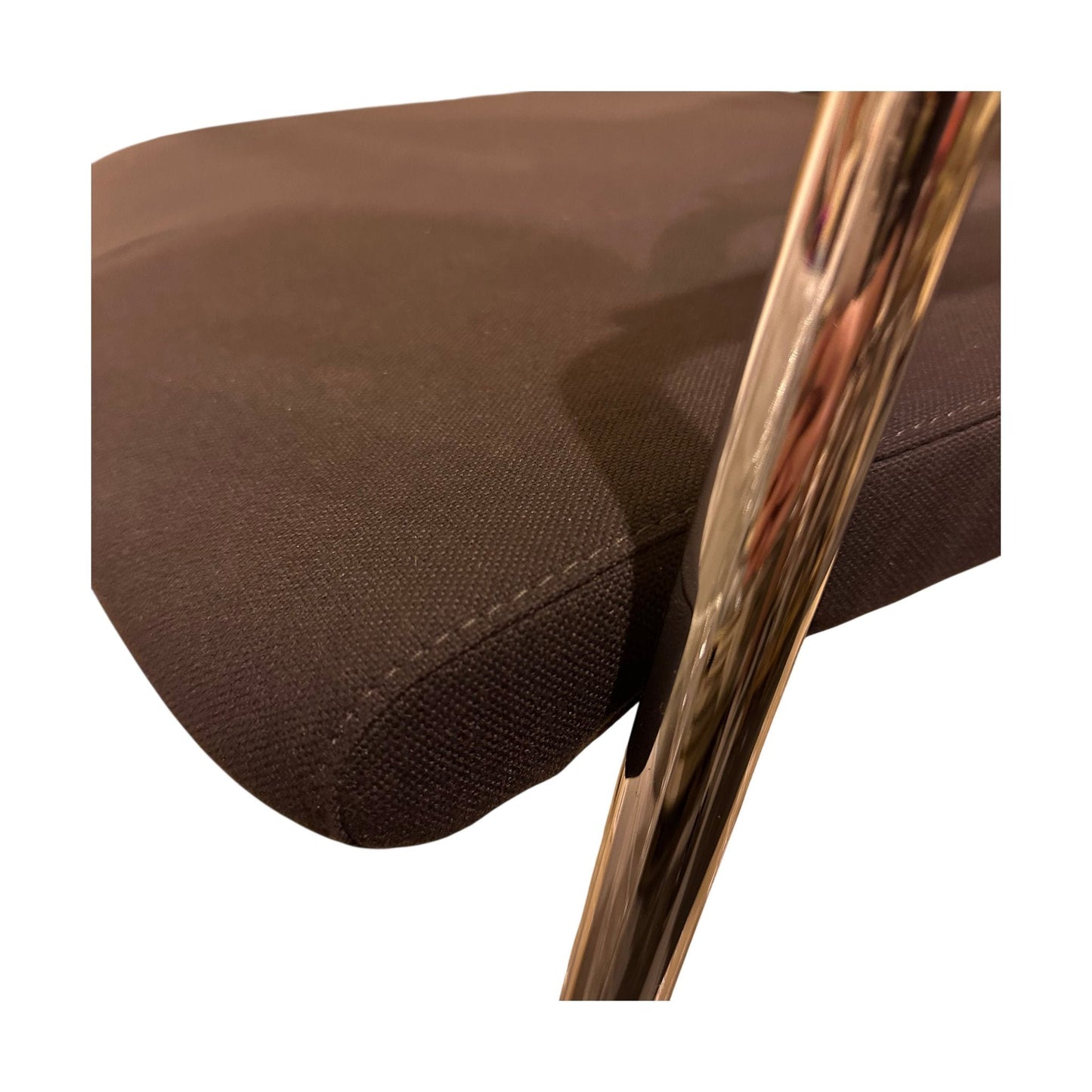 Brunner Fina Soft møteromsstol, svart mesh og krom ben