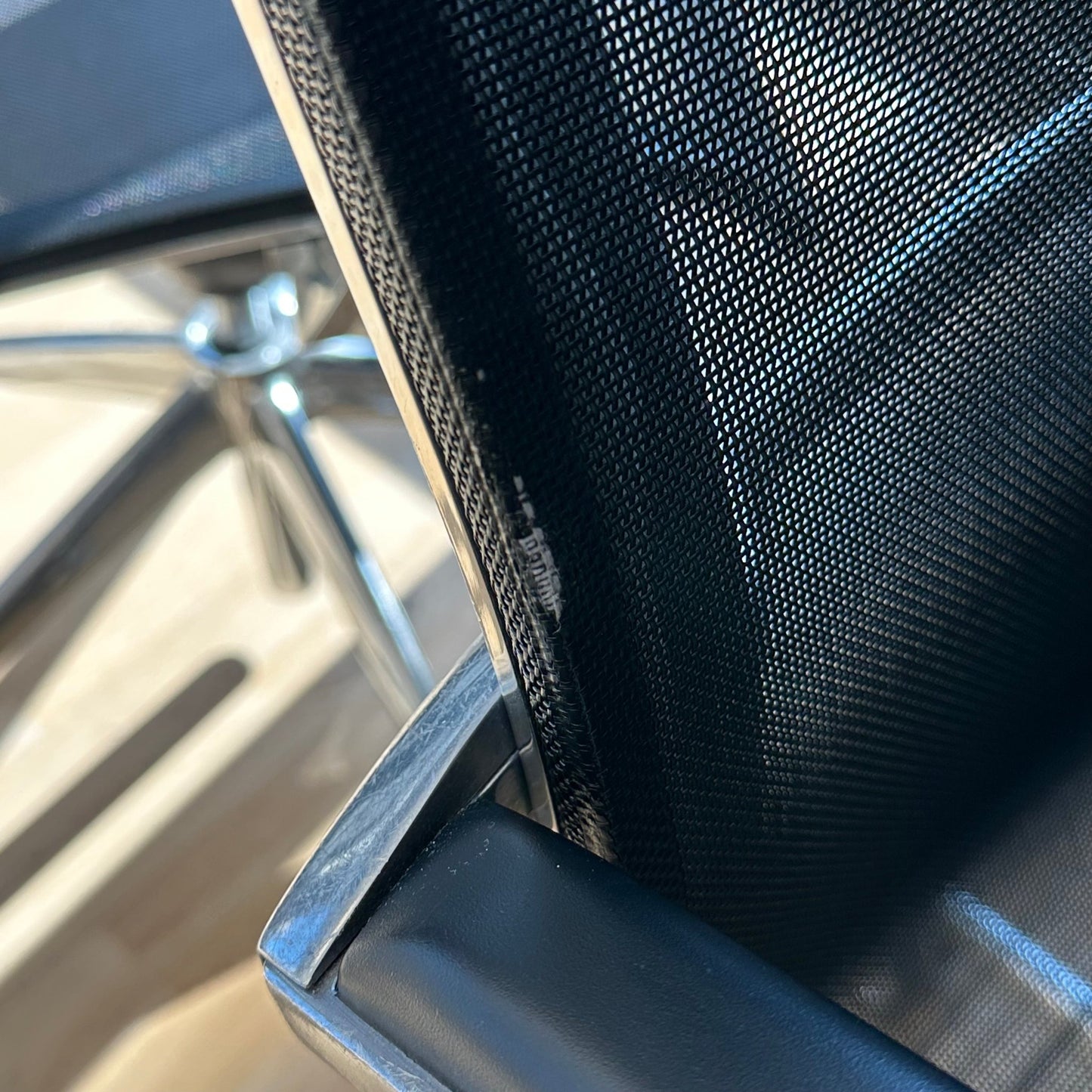 Emmegi møteromsstol i mesh