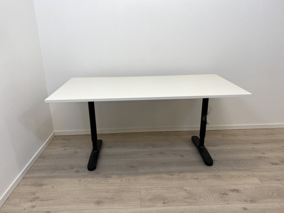 SOLGT. IKEA Bekant manuell hev/senk skrivebord