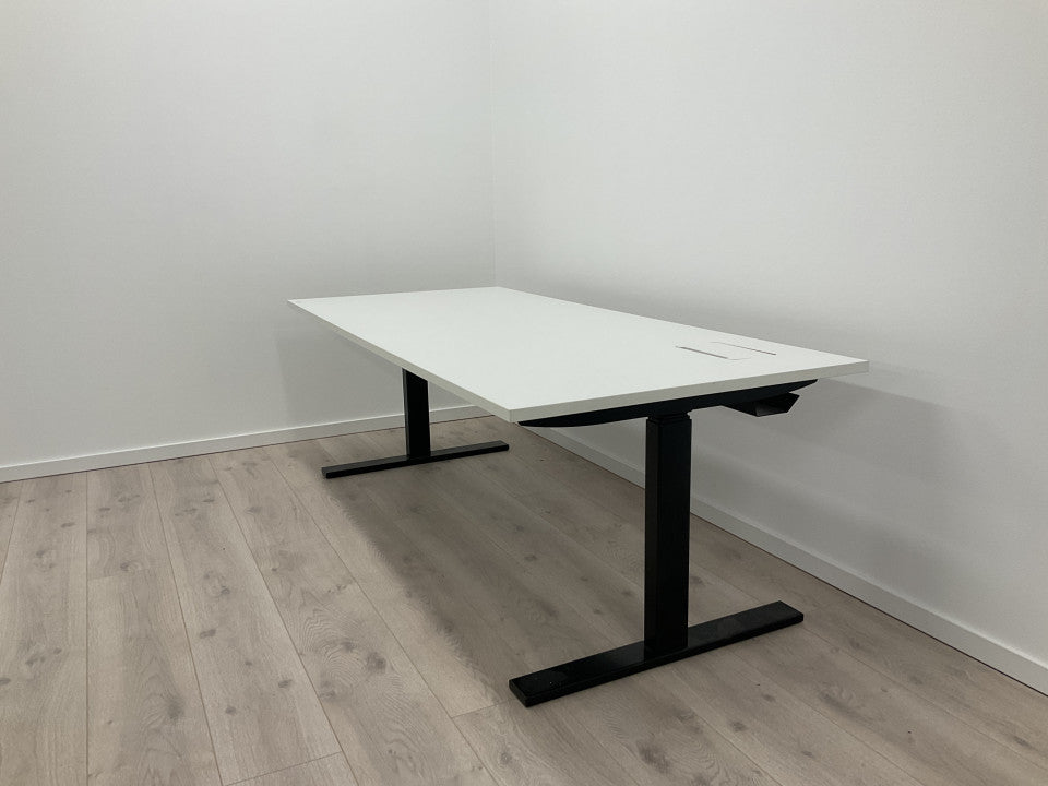 Elektrisk hev/senk skrivebord med sort understell og hvit bordplate