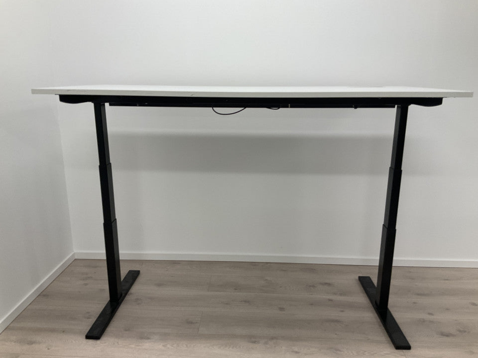 Elektrisk hev/senk skrivebord med sort understell og hvit bordplate