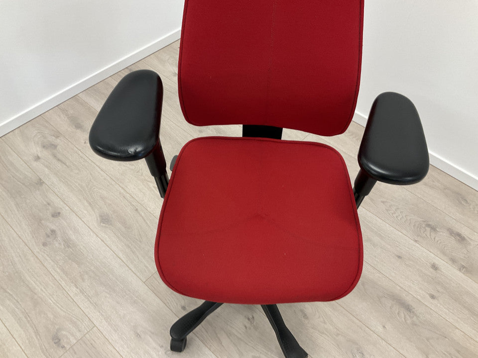 Rød Kinnarps 8000 Synchrone kontorstol med armlener og nakkestøtte