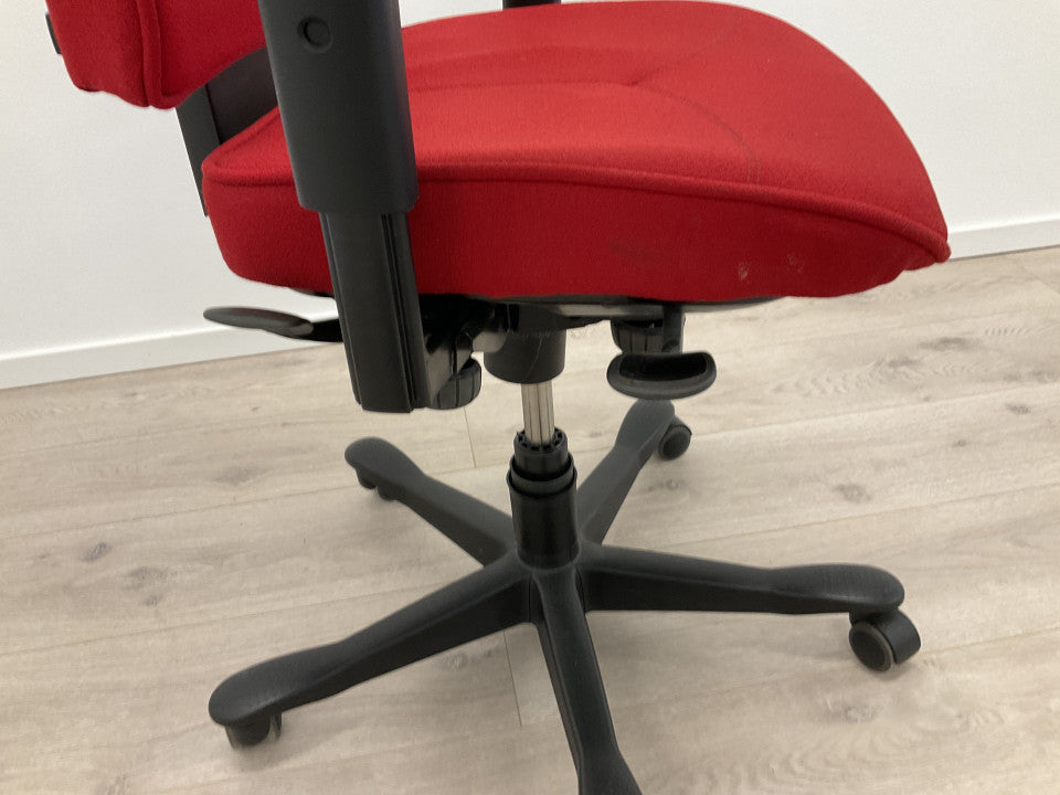 Rød Kinnarps 8000 Synchrone kontorstol med armlener og nakkestøtte