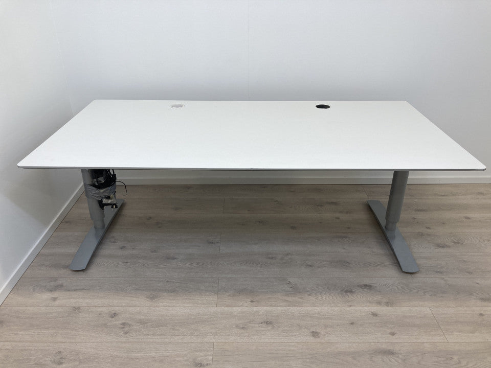 SOLGT. EFG Elektrisk hev/senk skrivebord. 200x80 cm