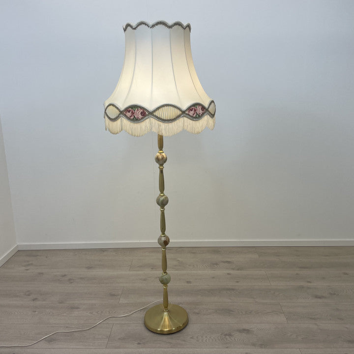 SOLGT. Vintage Sego stålampe med bjelleformet lampeskjerm i beige farge og rosemotiv