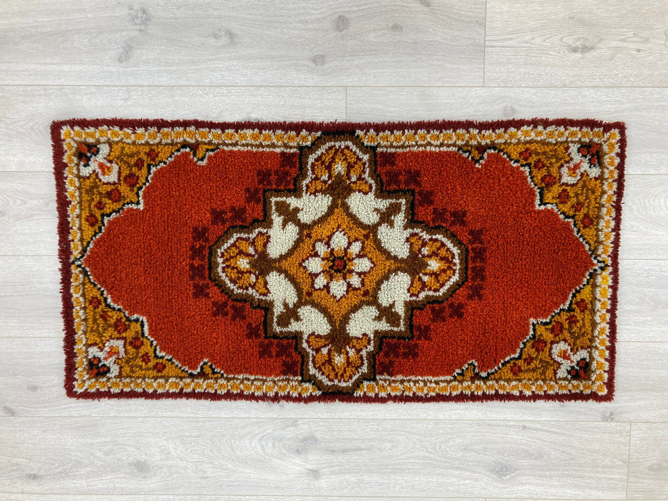 Orientalsk teppe i tradisjonelt design
