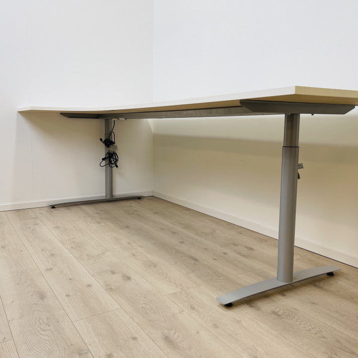 Større elektrisk hev/senk skrivebord med venstresving. 260 cm bredt