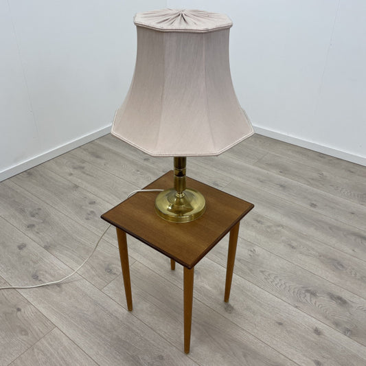 ABO Danmark retro bordlampe med bjelleformet lampeskjerm i lyserosa farge